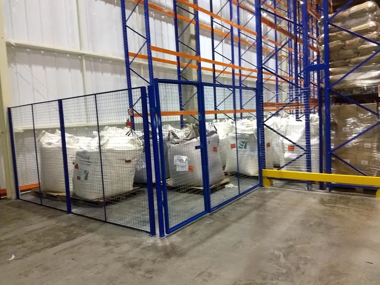 Estrutura metálica azul instalada em um centro logístico