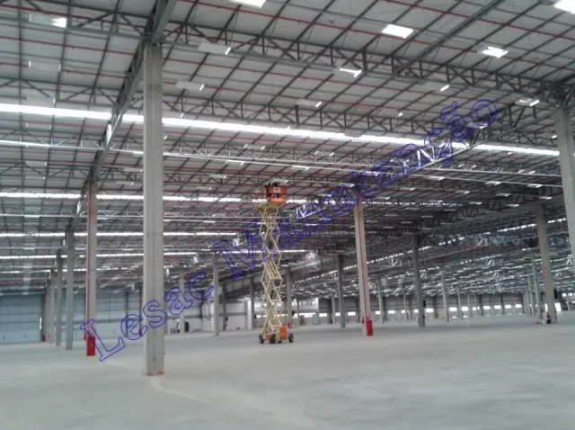 Galpão industrial com sistema de iluminação instalado