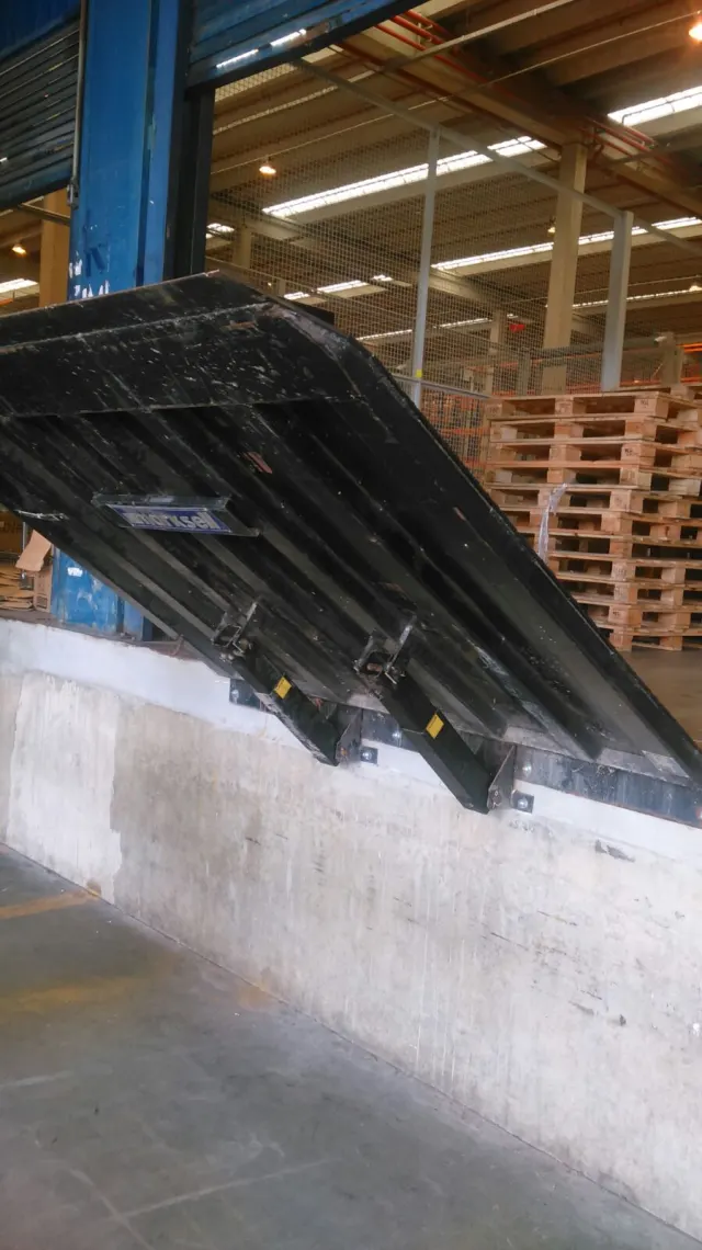 Plataforma niveladora instalada em uma doca