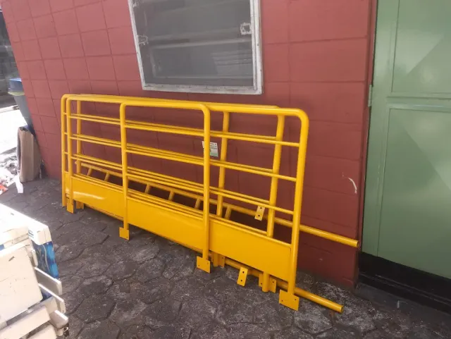 Proteções metálicas amarelas fabricadas pela LESAC