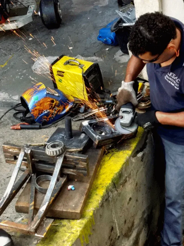 Profissional realizando acabamento em peça metálica